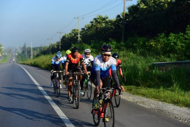 Amatör bisikletçi görsel Engelli olan çocuklar için bir sadaka programında rekabet. Chanthaburi, Tayland için Chonburi. 17 Mart 2018 üzerinde yoldur 129 km.