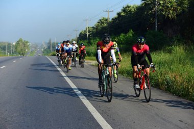 Amatör bisikletçi görsel Engelli olan çocuklar için bir sadaka programında rekabet. Chonburi Chanthaburi, Tayland, thailand, için rota 129 km 17 Mart 2018 olduğunu.