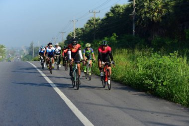 Amatör bisikletçi görsel Engelli olan çocuklar için bir sadaka programında rekabet. Chanthaburi, Tayland için Chonburi. 17 Mart 2018 üzerinde yoldur 129 km.