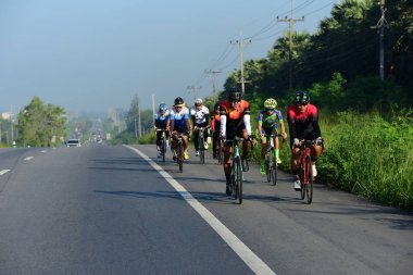 Amatör bisikletçi görsel Engelli olan çocuklar için bir sadaka programında rekabet. Chanthaburi, Tayland için Chonburi. 17 Mart 2018 üzerinde yoldur 129 km.