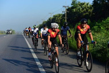 Sadaka Bisiklet turnuva yardım çocuklarla görme bozukluğu 10 Haziran 2017 Petchaburi, Tayland at.