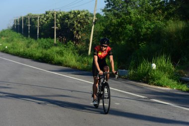 Amatör bisikletçi görsel Engelli olan çocuklar için bir sadaka programında rekabet. Chonburi Chanthaburi, Tayland, thailand, için rota 129 km 17 Mart 2018 olduğunu.