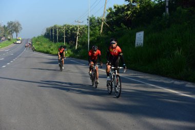 Amatör bisikletçi görsel Engelli olan çocuklar için bir sadaka programında rekabet. Chonburi Chanthaburi, Tayland, thailand, için rota 129 km 17 Mart 2018 olduğunu.