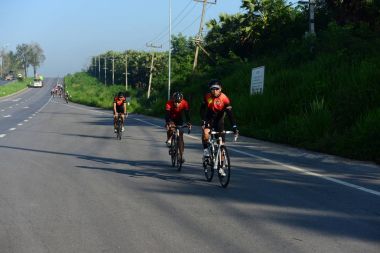 Amatör bisikletçi görsel Engelli olan çocuklar için bir sadaka programında rekabet. Chonburi Chanthaburi, Tayland, thailand, için rota 129 km 17 Mart 2018 olduğunu.