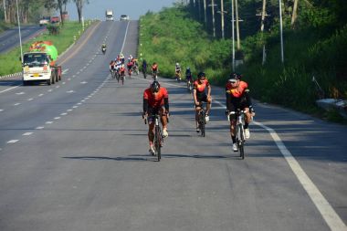 Amatör bisikletçi görsel Engelli olan çocuklar için bir sadaka programında rekabet. Chonburi Chanthaburi, Tayland, thailand, için rota 129 km 17 Mart 2018 olduğunu.