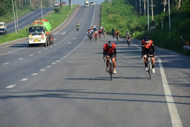 Amatör bisikletçi görsel Engelli olan çocuklar için bir sadaka programında rekabet. Chonburi Chanthaburi, Tayland, thailand, için rota 129 km 17 Mart 2018 olduğunu.