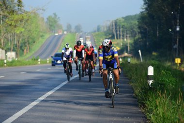 Amatör bisikletçi görsel Engelli olan çocuklar için bir sadaka programında rekabet. Chonburi Chanthaburi, Tayland, thailand, için rota 129 km 17 Mart 2018 olduğunu.