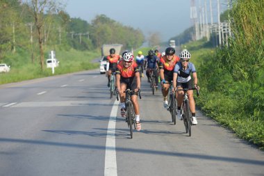 Amatör bisikletçi görsel Engelli olan çocuklar için bir sadaka programında rekabet. Chonburi Chanthaburi, Tayland, thailand, için rota 129 km 17 Mart 2018 olduğunu.