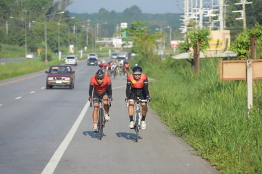 Bisikletçi gel charity olay 18 Kasım 2017: Phetchaburi, Thailand içinde katılmak.