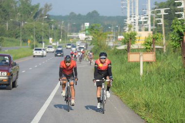 Amatör bisikletçi görsel Engelli olan çocuklar için bir sadaka programında rekabet. Chonburi Chanthaburi, Tayland, thailand, için rota 129 km 17 Mart 2018 olduğunu.
