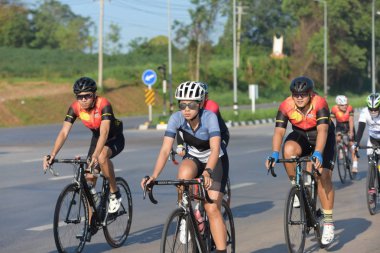Bisikletçi gel charity olay 18 Kasım 2017: Phetchaburi, Thailand içinde katılmak.
