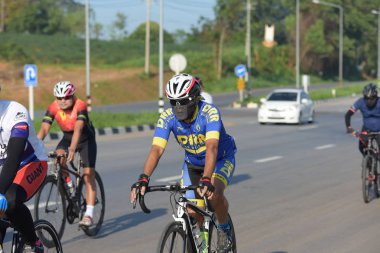 Bisikletçi gel charity olay 18 Kasım 2017: Phetchaburi, Thailand içinde katılmak.