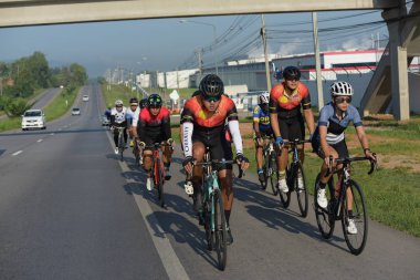 Sadaka Bisiklet turnuva yardım çocuklarla görme bozukluğu 10 Haziran 2017 Petchaburi, Tayland at.