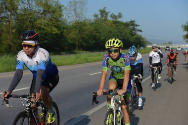 Bisikletçi gel charity olay 18 Kasım 2017: Phetchaburi, Thailand içinde katılmak.