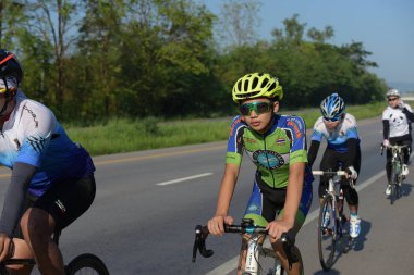 Bisikletçi gel charity olay 18 Kasım 2017: Phetchaburi, Thailand içinde katılmak.