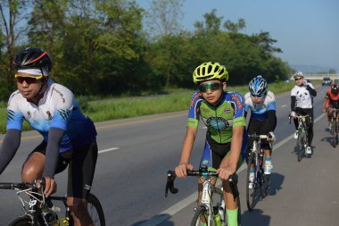 Sadaka Bisiklet turnuva yardım çocuklarla görme bozukluğu 10 Haziran 2017 Petchaburi, Tayland at.