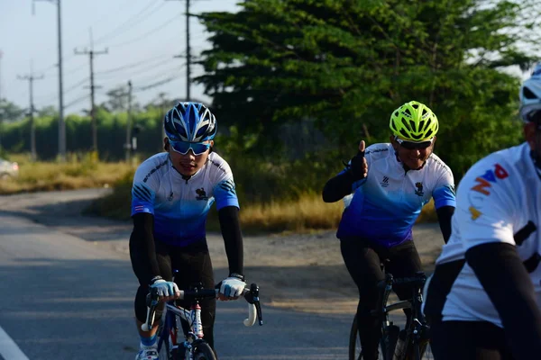 业余骑自行车的人 他们在一个慈善项目竞争视力残疾儿童 从春武里到 Chanthaburi 路线是129公里在2018年3月17日 — 图库照片