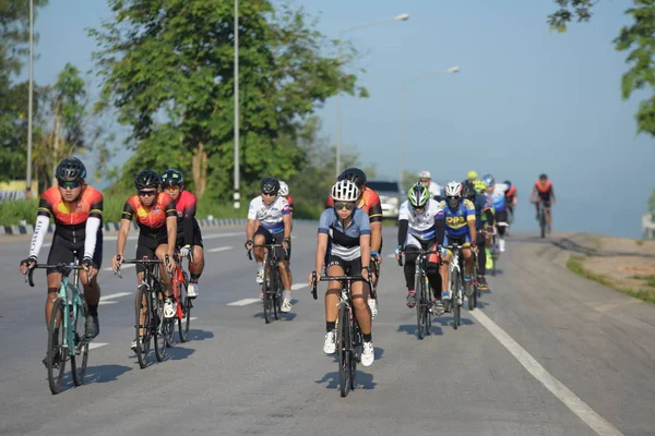 Sadaka Bisiklet turnuva yardım çocuklarla görme bozukluğu 10 Haziran 2017 Petchaburi, Tayland at.