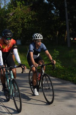 Amatör bisikletçi görsel Engelli olan çocuklar için bir sadaka programında rekabet. Chonburi Chanthaburi, Tayland, thailand, için rota 129 km 17 Mart 2018 olduğunu.