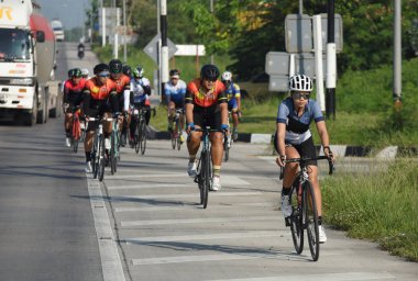 Amatör bisikletçi görsel Engelli olan çocuklar için bir sadaka programında rekabet. Chonburi Chanthaburi, Tayland, thailand, için rota 129 km 17 Mart 2018 olduğunu.