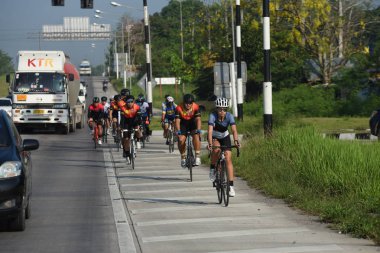 Amatör bisikletçi görsel Engelli olan çocuklar için bir sadaka programında rekabet. Chonburi Chanthaburi, Tayland, thailand, için rota 129 km 17 Mart 2018 olduğunu.