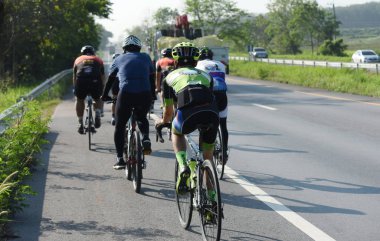 Amatör bisikletçi görsel Engelli olan çocuklar için bir sadaka programında rekabet. Chonburi Chanthaburi, Tayland, thailand, için rota 129 km 17 Mart 2018 olduğunu.