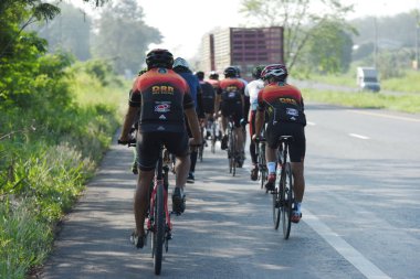 Amatör bisikletçi görsel Engelli olan çocuklar için bir sadaka programında rekabet. Chonburi Chanthaburi, Tayland, thailand, için rota 129 km 17 Mart 2018 olduğunu.