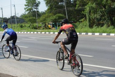 Amatör bisikletçi görsel Engelli olan çocuklar için bir sadaka programında rekabet. Chonburi Chanthaburi, Tayland, thailand, için rota 129 km 17 Mart 2018 olduğunu.