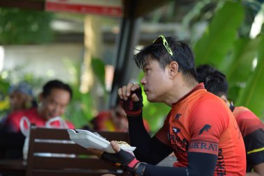 Amatör bisikletçi görsel Engelli olan çocuklar için bir sadaka programında rekabet. Chonburi Chanthaburi, Tayland, thailand, için rota 129 km 17 Mart 2018 olduğunu.