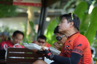 Amatör bisikletçi görsel Engelli olan çocuklar için bir sadaka programında rekabet. Chonburi Chanthaburi, Tayland, thailand, için rota 129 km 17 Mart 2018 olduğunu.