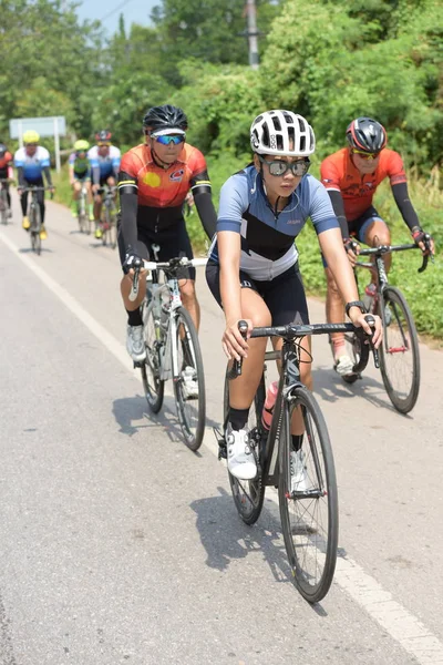 アマチュア自転車選手が競輪チャリティ旅行に彼らの努力を最大限に活用 Nhong ヤイ田舎道 お願い 2018 Nhong チョンブリ タイでの — ストック写真