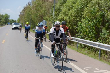Amatör bisikletçi görsel Engelli olan çocuklar için bir sadaka programında rekabet. Chonburi Chanthaburi, Tayland, thailand, için rota 129 km 17 Mart 2018 olduğunu.