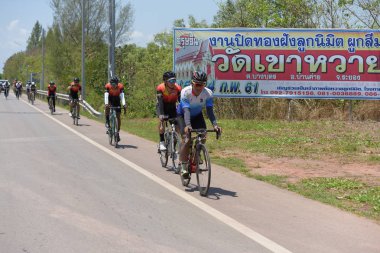 Amatör bisikletçi görsel Engelli olan çocuklar için bir sadaka programında rekabet. Chonburi Chanthaburi, Tayland, thailand, için rota 129 km 17 Mart 2018 olduğunu.