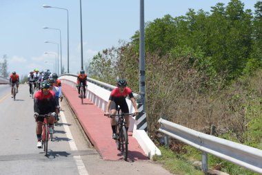 Amatör bisikletçi görsel Engelli olan çocuklar için bir sadaka programında rekabet. Chonburi Chanthaburi, Tayland, thailand, için rota 129 km 17 Mart 2018 olduğunu.