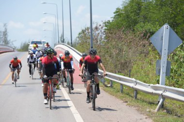 Amatör bisikletçi görsel Engelli olan çocuklar için bir sadaka programında rekabet. Chonburi Chanthaburi, Tayland, thailand, için rota 129 km 17 Mart 2018 olduğunu.