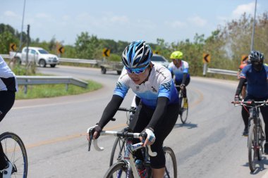 Amatör bisikletçi görsel Engelli olan çocuklar için bir sadaka programında rekabet. Chonburi Chanthaburi, Tayland, thailand, için rota 129 km 17 Mart 2018 olduğunu.