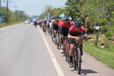 Amatör bisikletçi görsel Engelli olan çocuklar için bir sadaka programında rekabet. Chonburi Chanthaburi, Tayland, thailand, için rota 129 km 17 Mart 2018 olduğunu.