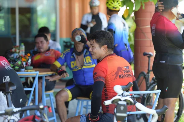 彼らは視覚障害を持つ子供のためチャリティー プログラムで競うアマチュア自転車 チャンタブリーにチョンブリからルートは 129 2018 日です — ストック写真