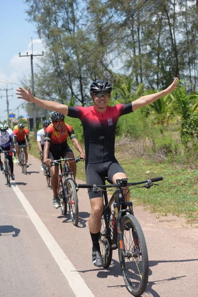 アマチュア自転車選手が競輪チャリティ旅行に彼らの努力を最大限に活用 Nhong ヤイ田舎道 お願い 2018 Nhong チョンブリ タイでの — ストック写真