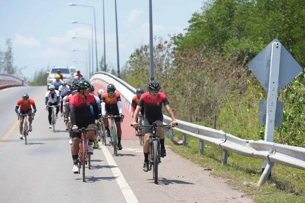 Amatör bisikletçi görsel Engelli olan çocuklar için bir sadaka programında rekabet. Chonburi Chanthaburi, Tayland, thailand, için rota 129 km 17 Mart 2018 olduğunu.