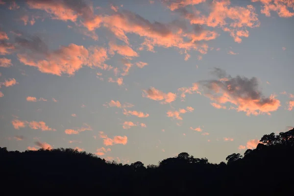 Закат Горе Снимок Заходящего Солнца Густым Лесным Массивом Которым Следуют — стоковое фото