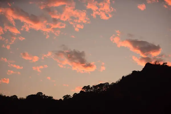Закат Горе Снимок Заходящего Солнца Густым Лесным Массивом Которым Следуют — стоковое фото