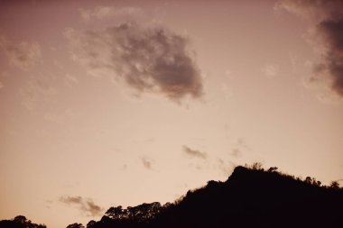 Güzel gökyüzü ve gün batımı kullanılan arka plan resmi olarak altın bulutlar.