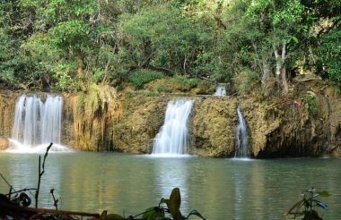 Tayland'da yağmur ormanı güzel şelale.