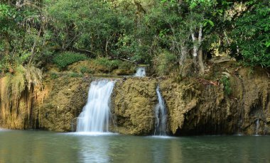 Tayland'da yağmur ormanı güzel şelale.