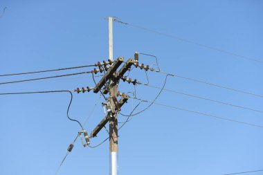Gökyüzü arka planında elektrikli pilon