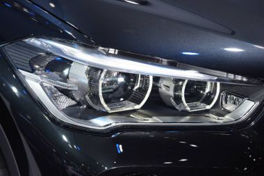 Arabanın iç kısımları ve şeritleri. Parçaları çok güzel. Araba farları şık görünüyor..