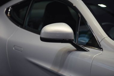 Arabanın iç kısımları ve şeritleri. Parçaları çok güzel. Araba farları şık görünüyor..