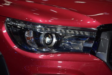 Arabanın iç kısımları ve şeritleri. Parçaları çok güzel. Araba farları şık görünüyor..