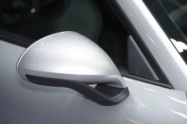 Arabanın iç kısımları ve şeritleri. Parçaları çok güzel. Araba farları şık görünüyor..